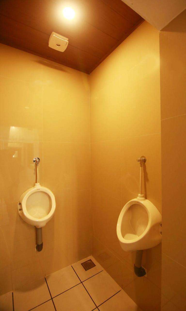 The Metro Pod - Backpackers A/C Dormitory Kochi Buitenkant foto
