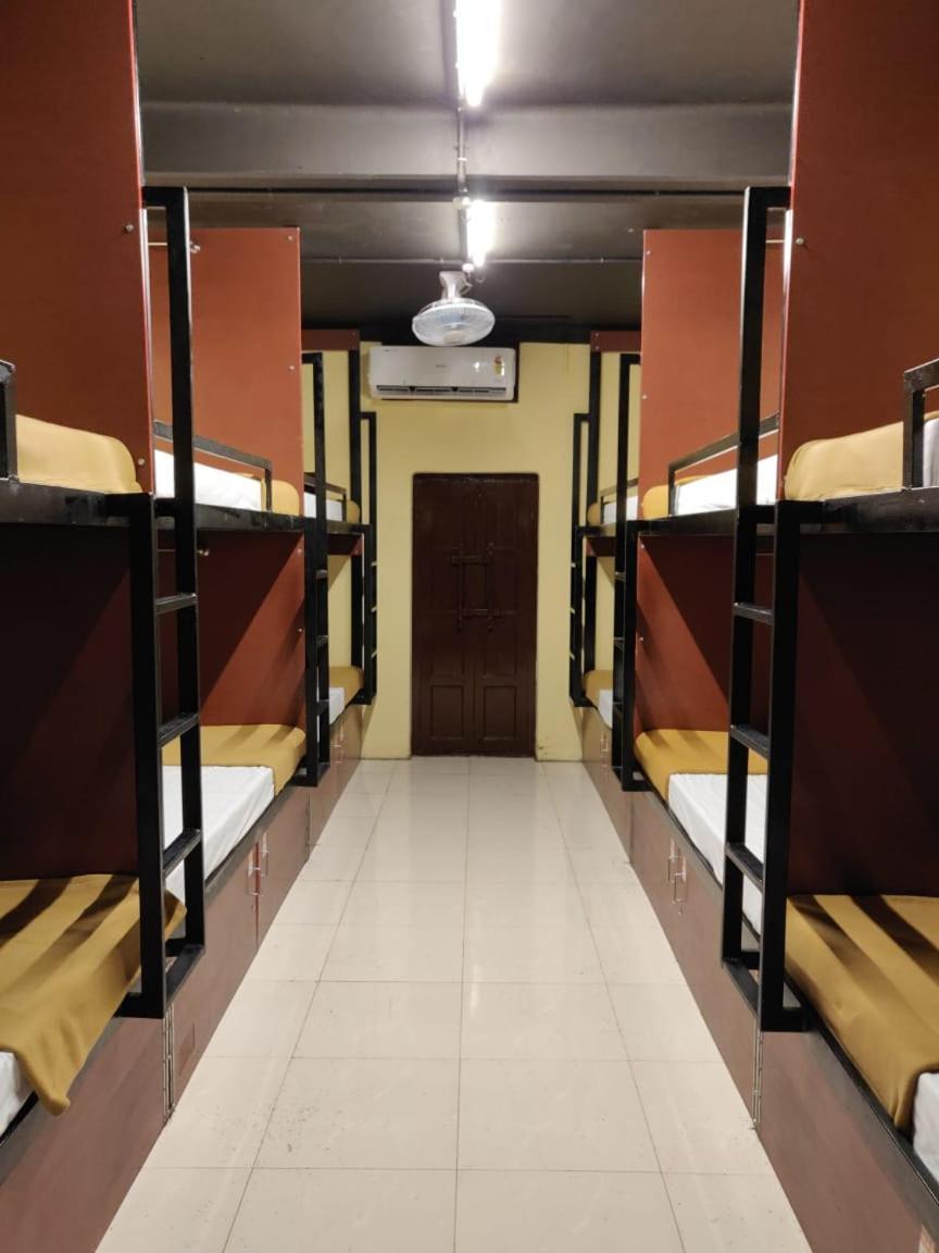 The Metro Pod - Backpackers A/C Dormitory Kochi Buitenkant foto