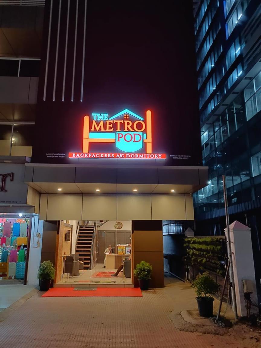 The Metro Pod - Backpackers A/C Dormitory Kochi Buitenkant foto
